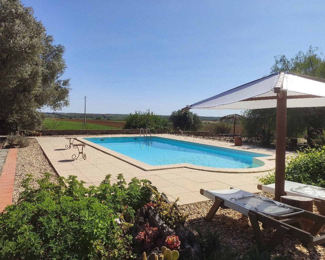 Quarto duplo com vista piscina no Monte da Floresta, junto ao jardim.