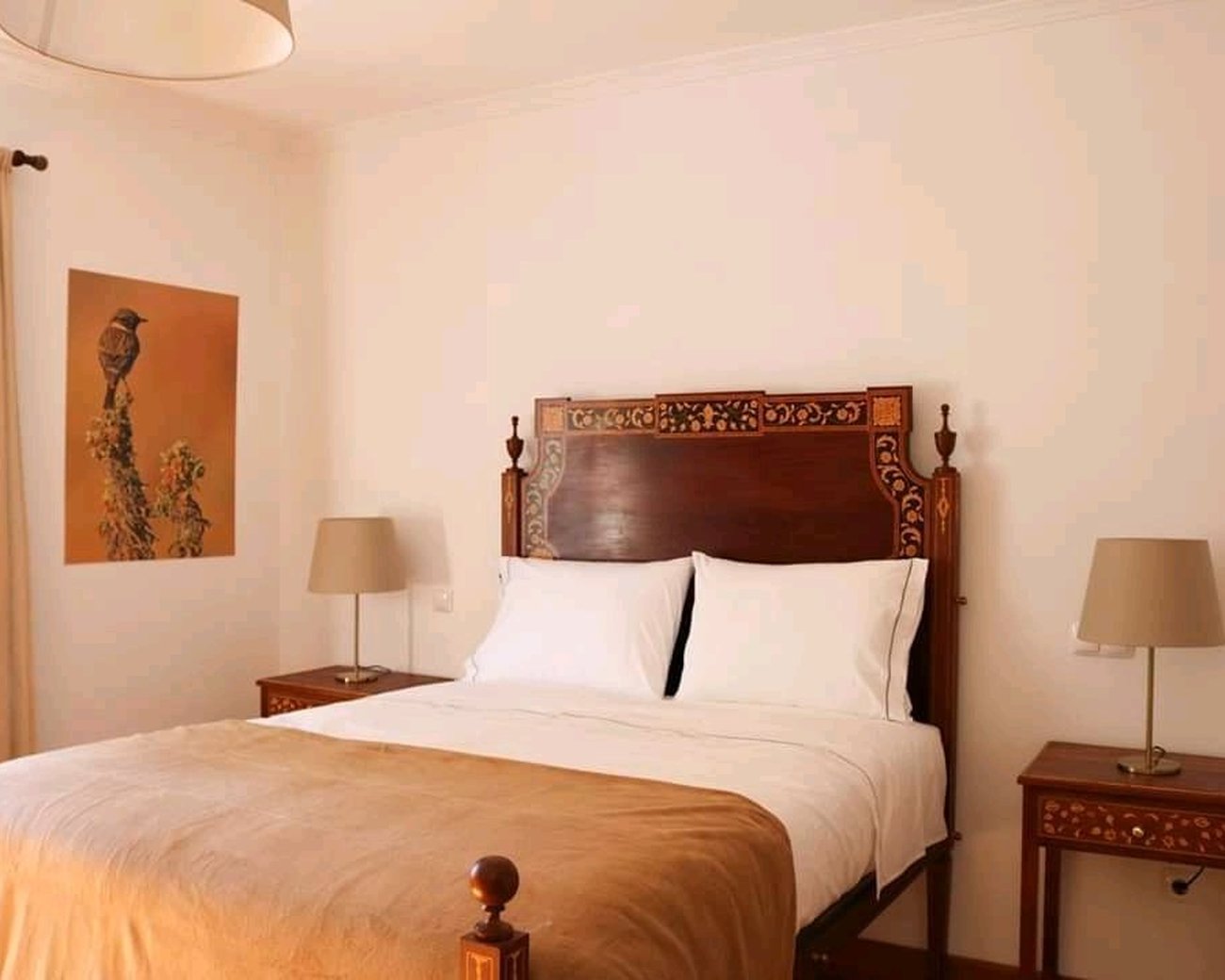 Quarto twin do Monte da Floresta, com duas camas individuais e decoração rústica alentejana.